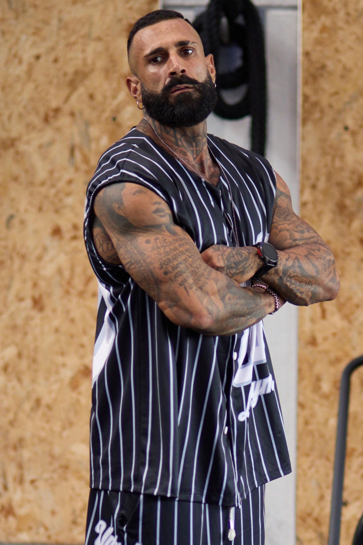 Antonio Nocerino indossa la jersey baseball nera gessata UNBROKEN LasGym