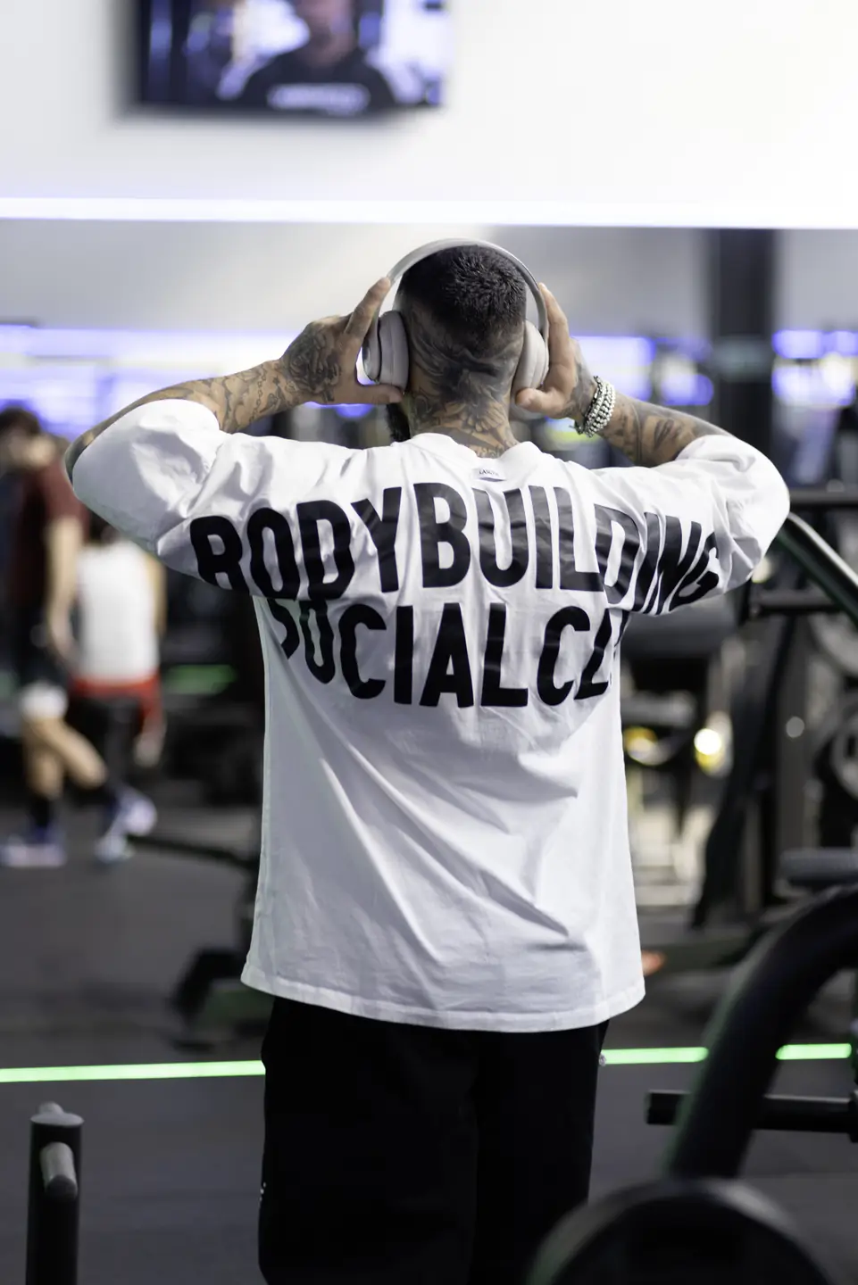 Antonio Nocerino indossa il look ESSENTIAL DROP UNBROKEN