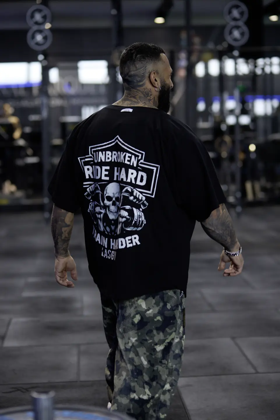 Antonio Nocerino indossa il look HOODIE GRAPHIC UNBROKEN