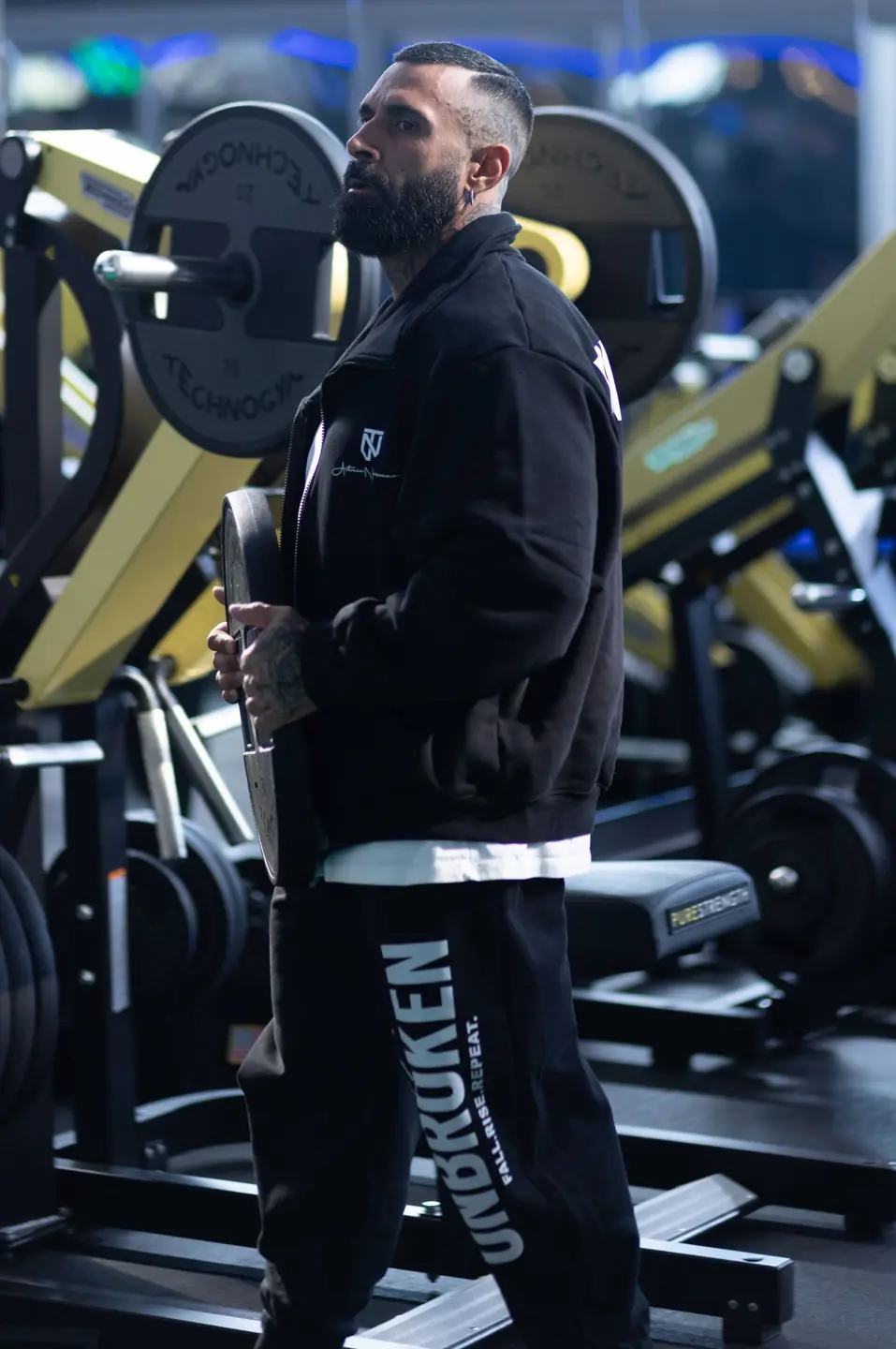 Antonio Nocerino indossa il look SPORT HOODIE UNBROKEN