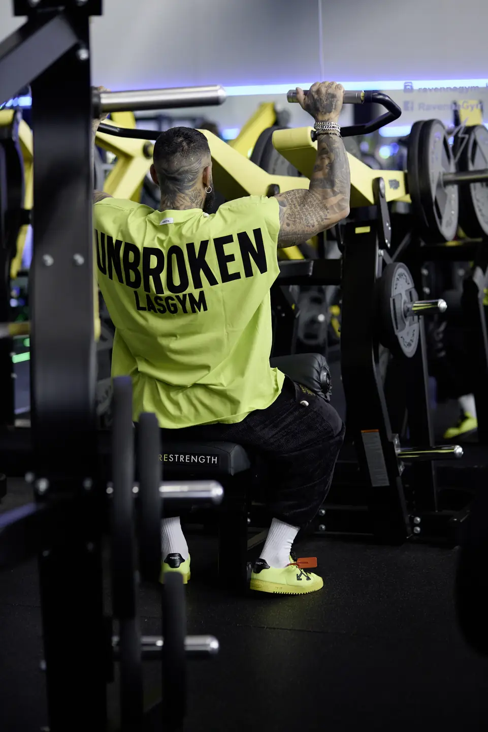 Antonio Nocerino indossa il look TANK SERIES UNBROKEN