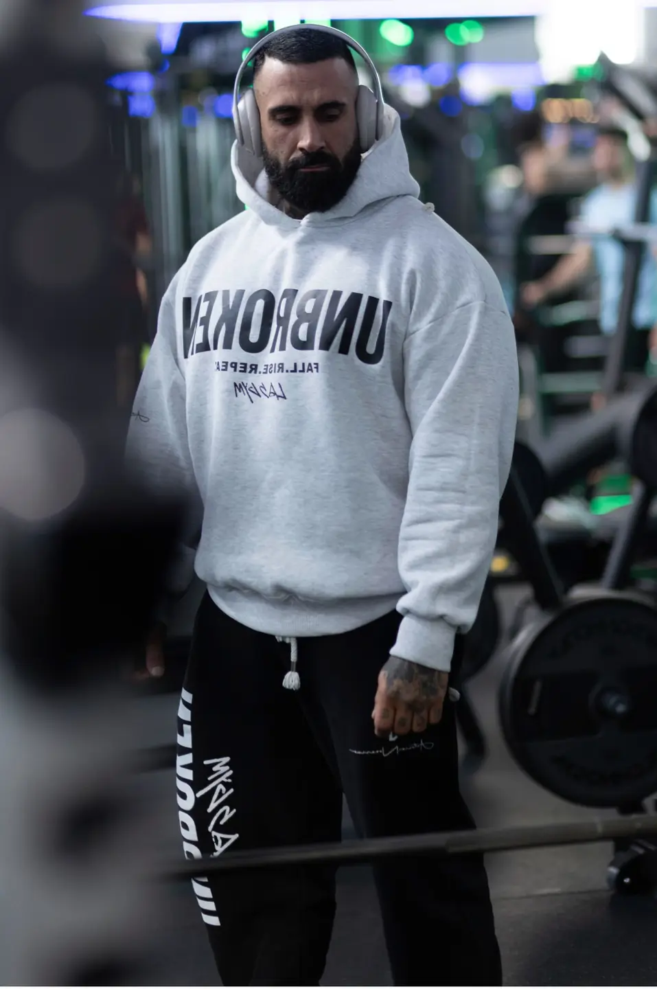 Antonio Nocerino indossa il look WHITE BODYBUILDING UNBROKEN