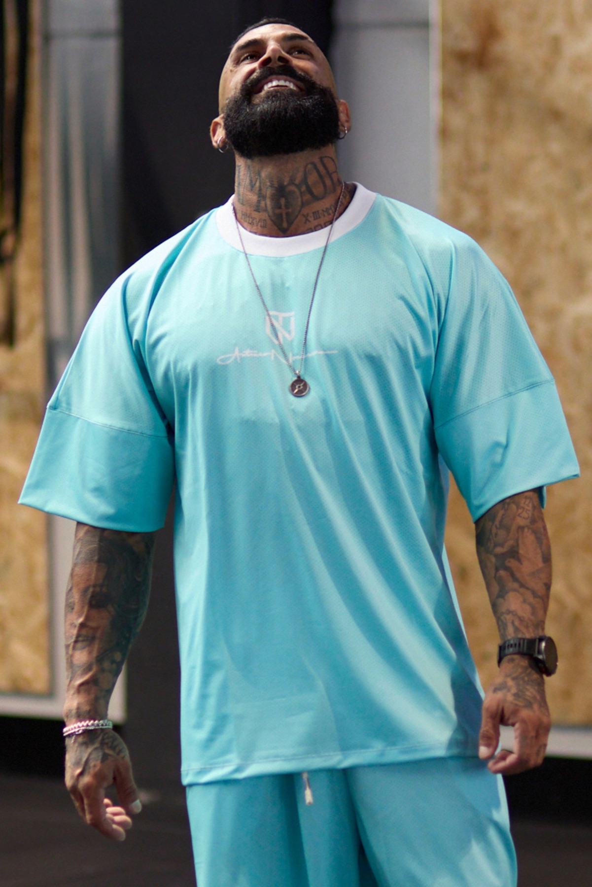 Antonio Nocerino indossa la T-shirt Super Over Performance UNBROKEN color tiffany