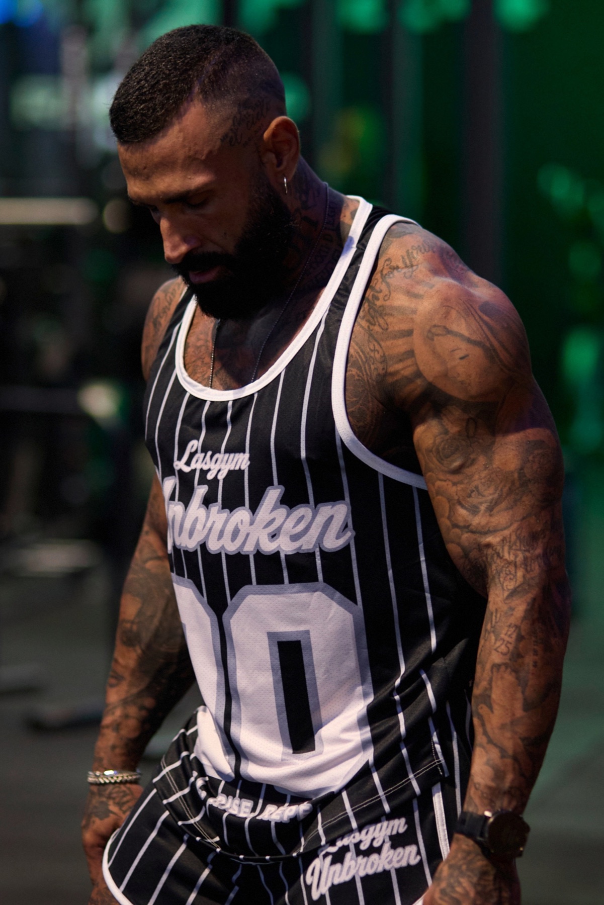 Antonio Nocerino indossa la singlet running nera gessata UNBROKEN LasGym