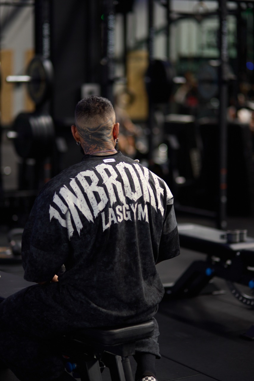 Capo UNBROKEN LasGym nero indossato in palestra, vista posteriore