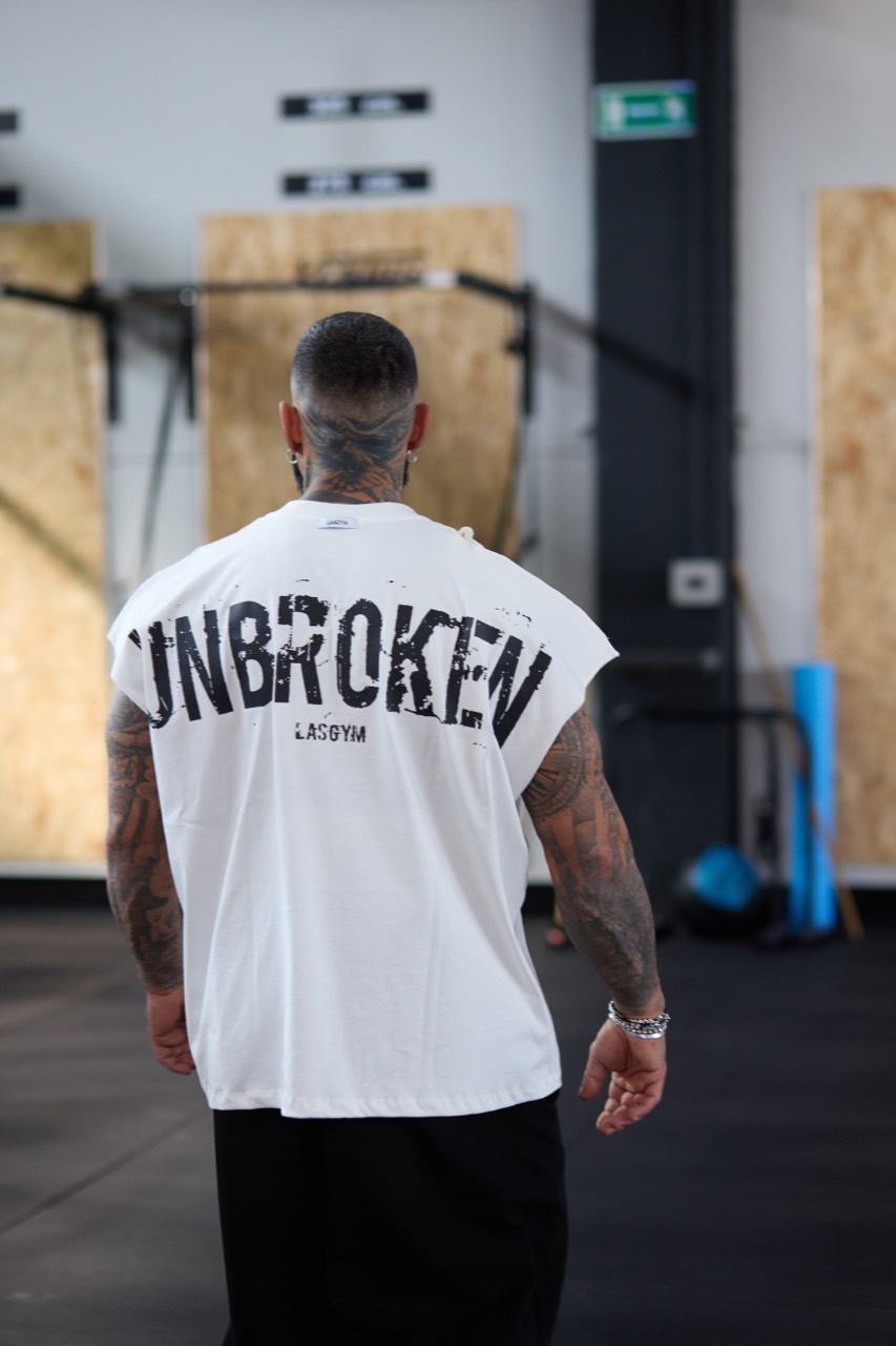 Capo UNBROKEN LasGym bianco indossato in palestra, vista posteriore