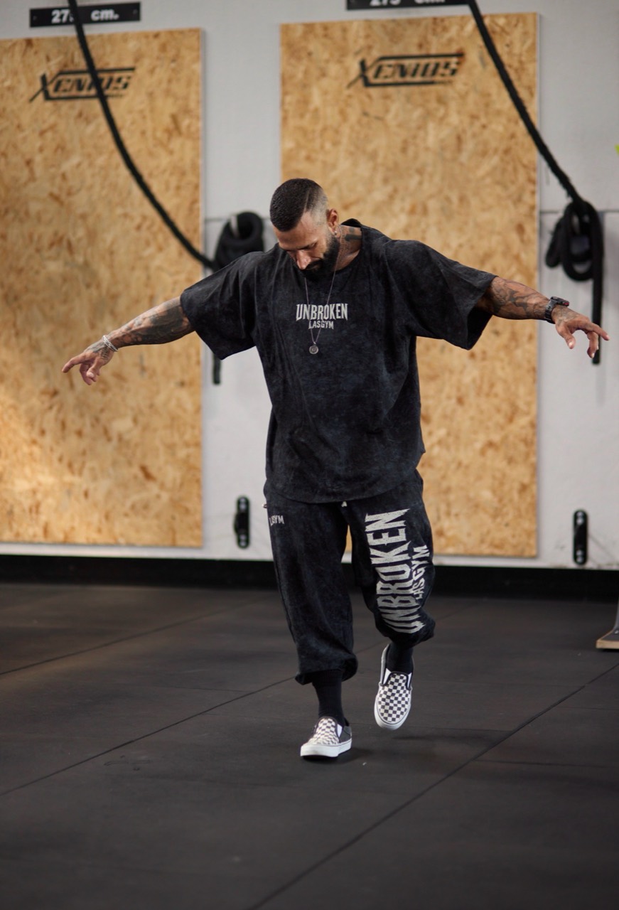 Completo UNBROKEN LasGym nero indossato in palestra